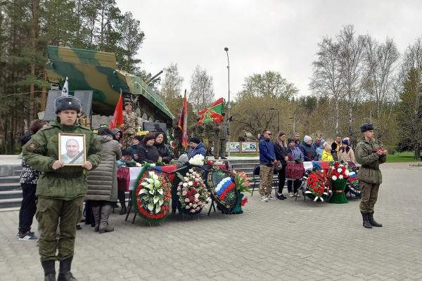 В Каменске-Уральском похоронили двух бойцов, погибших в зоне СВО - Фото 1