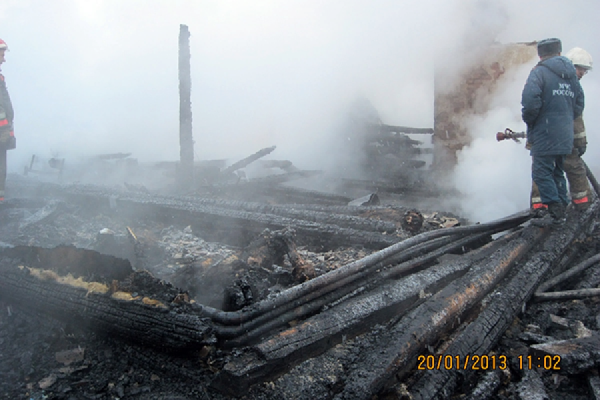 Следователи не смогли установить причины пожара в поселке Садовом: барак выгорел дотла вместе с проводкой. И людьми - Фото 1