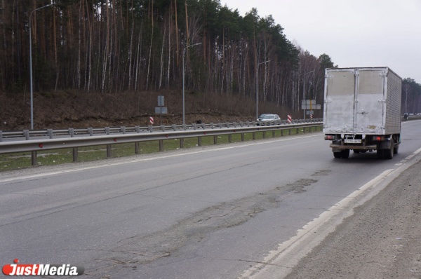 Климатические условия на Урале не способствуют хорошим дорогам. Но областные чиновники  обвиняют в этом мэрию - Фото 1