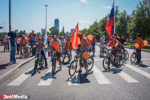 «Уступите дорогу!» — в Екатеринбурге прошел самый массовый велопробег - Фото 1