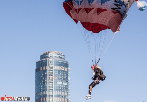 Вода и небо: парашютистам в Екатеринбурге пришлось покорять сразу две стихии - Фото 1