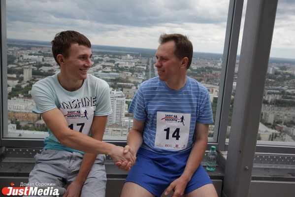 Финиш на высоте 188 метров. В Екатеринбурге впервые состоялся забег на небоскреб - Фото 1