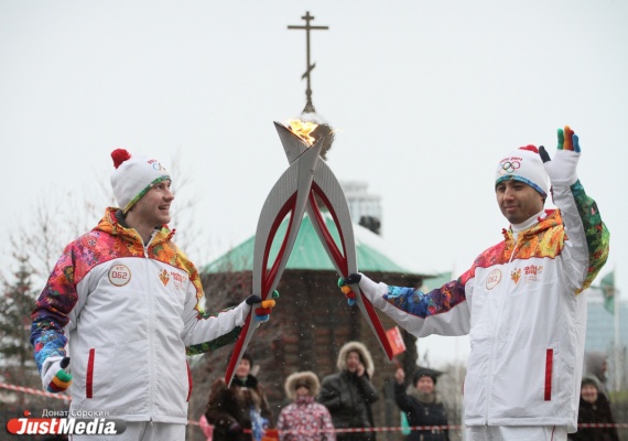 Зажгли, так зажгли! Эстафета олимпийского огня в Свердловской области — как это было - Фото 1