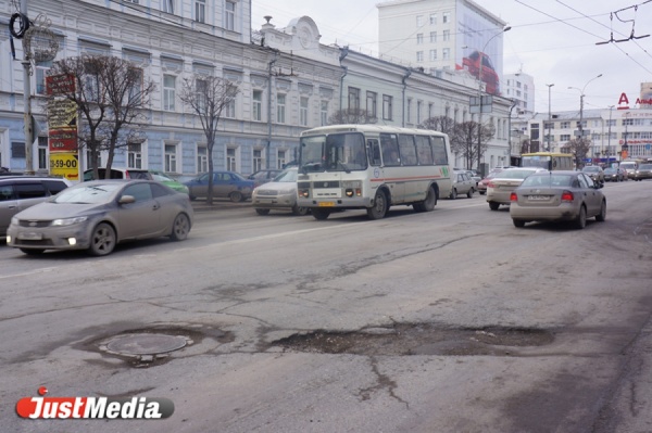 Екатеринбург в этом году останется без дорог: в бюджете нет денег даже на ямочный ремонт. ФОТО - Фото 1