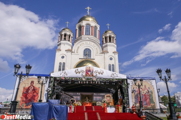 Царские дни-2014: верующие со всей России стекаются к Храму-на-Крови, чтобы принять участие в крестном ходе до Ганиной ямы - Фото 1