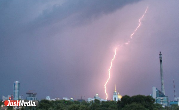 Конец света и потопы — гроза этой ночью устроила на Урале локальный Армагедон - Фото 1