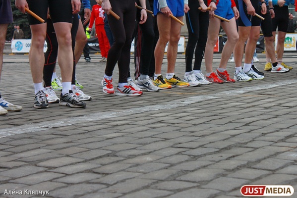 Бегать марафоны – это модно! Популярные личности Екатеринбурга приобщаются к здоровому увлечению правильным бегом - Фото 1