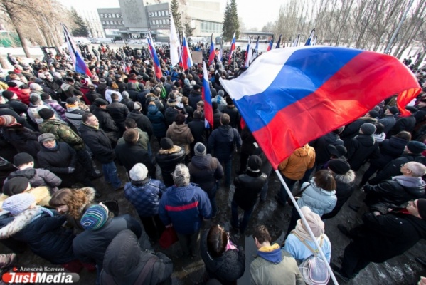 В Екатеринбурге прошли две акции памяти Немцова. На одной из них задержали юного блогера - Фото 1