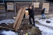 Замерзал, вдыхал смрад и усмирял алкашей. Депутат Ионин возвращается в Екатеринбург после трех дней жизни в бараке. ИНТЕРВЬЮ