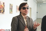 «К этому невозможно привыкнуть». Искусствовед из Екатеринбурга потерял зрение, но продолжает учить студентов и даже рисует картины