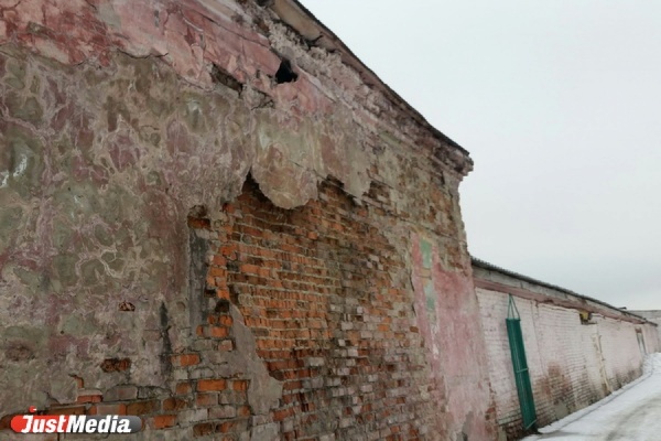 Обвалившаяся стена МУПа на «Овощебазе №4» искалечила екатеринбуржца - Фото 1