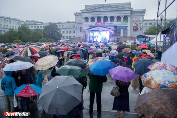 Зонтики, дождевики и живой звук. В Екатеринбурге под проливным дождем открылся седьмой Венский фестиваль - Фото 1