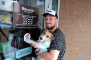 Четвероногий ревизорро Брюс и его хозяин Александр Цариков проверяют доступность екатеринбургских ресторанов для собак