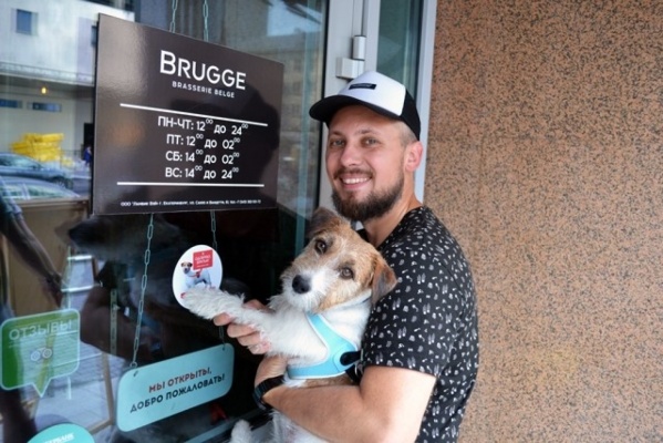 Четвероногий ревизорро Брюс и его хозяин Александр Цариков проверяют доступность екатеринбургских ресторанов для собак - Фото 1