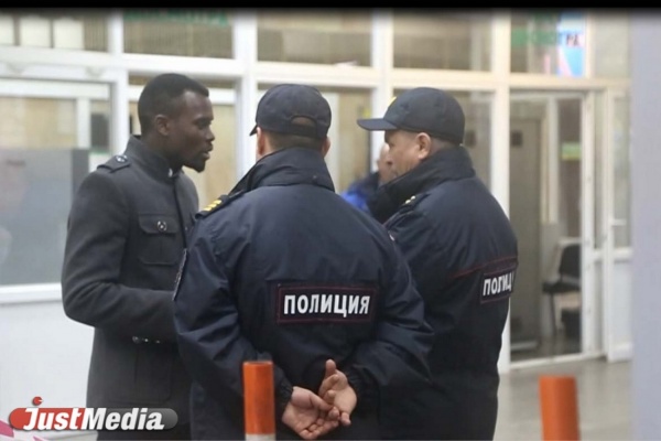 Уникальные памятки для полицейских не работают? Екатеринбургским стражам порядка не дается английский. ВИДЕО - Фото 1