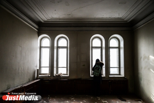 Разбитое фортепиано, потолок с лепниной и призрак умершей хозяйки. Гуляем по этажам особняка Железнова. ФОТОРЕПОРТАЖ - Фото 1