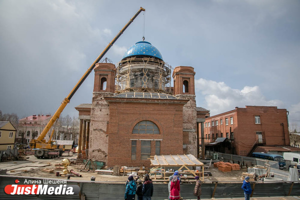 В Екатеринбурге Успенский собор обрел главный купол - Фото 1