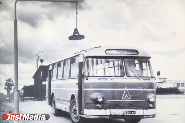 Денег и запчастей нет, начались массовые увольнения. О том, как екатеринбургские автобусники встретили 1990-е годы, в спецпроекте «Е-транспорт» - Фото 1