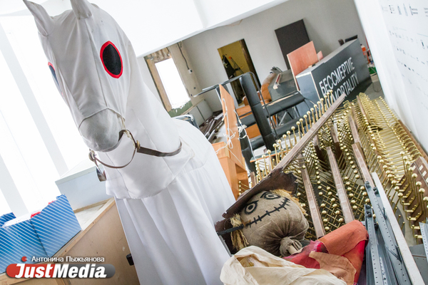 «Мы попытались сделать из кинотеатра профессиональный театр». Гуляем вместе с JustMedia.ru по временным помещениям кукольного театра в «Колизее» - Фото 1