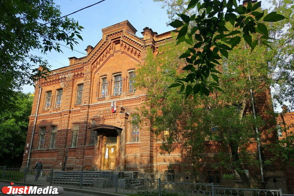 История здания Петровского приюта для сирот в Екатеринбурге, где были казармы, больница и коммуналка - Фото 1