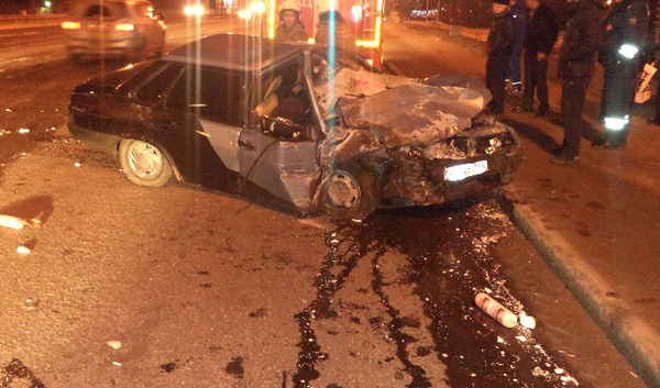 В Екатеринбурге перевернувшейся «Газелью» зажало водителя и пассажира легковушки  - Фото 2