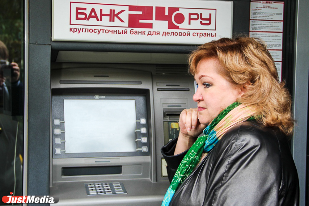 Жители Екатеринбурга штурмуют офисы «Банка24.ру», а сотрудники прячутся за закрытыми дверями ФОТО - Фото 5