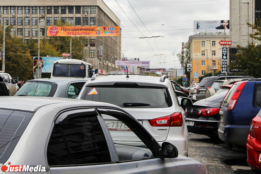 Жители Екатеринбурга штурмуют офисы «Банка24.ру», а сотрудники прячутся за закрытыми дверями ФОТО - Фото 2
