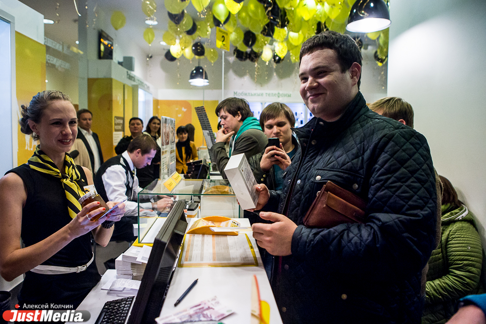 «iPhone 6 сегодня купить сложнее, чем оружие!». В Екатеринбурге стартовали продажи долгожданной «яблочной» новинки (ФОТО) - Фото 4
