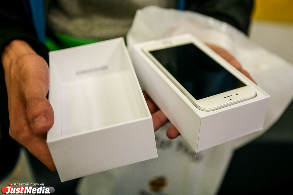 «iPhone 6 сегодня купить сложнее, чем оружие!». В Екатеринбурге стартовали продажи долгожданной «яблочной» новинки (ФОТО) - Фото 5