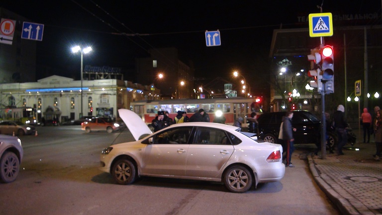 В жутком ДТП в центре Екатеринбурга пострадали двое детей и женщина. ФОТО, ВИДЕО - Фото 2