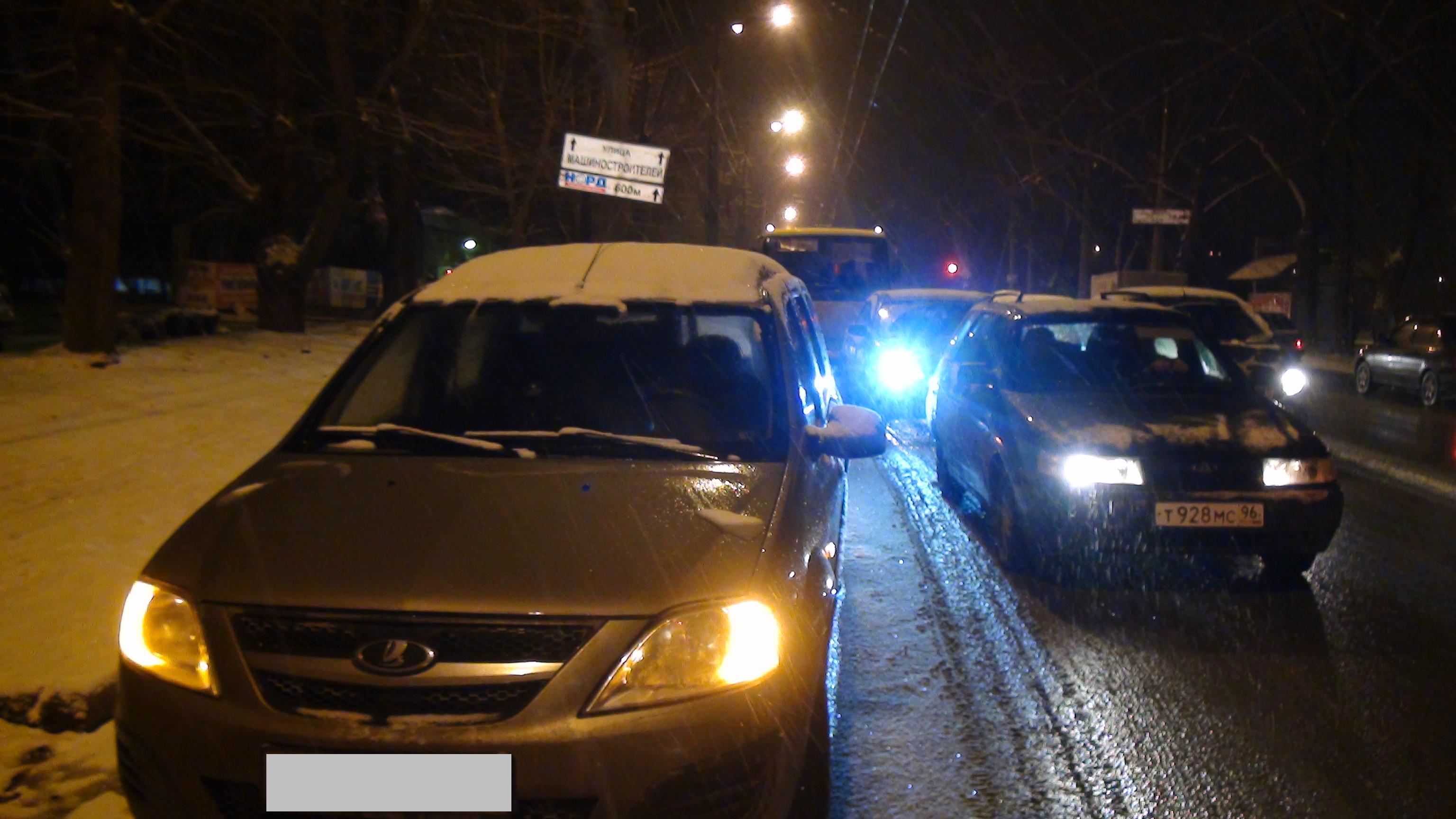 В Екатеринбурге водитель «Лады» сбил пятилетнего мальчика и его сестру. Дети переходили дорогу на зеленый свет - Фото 2