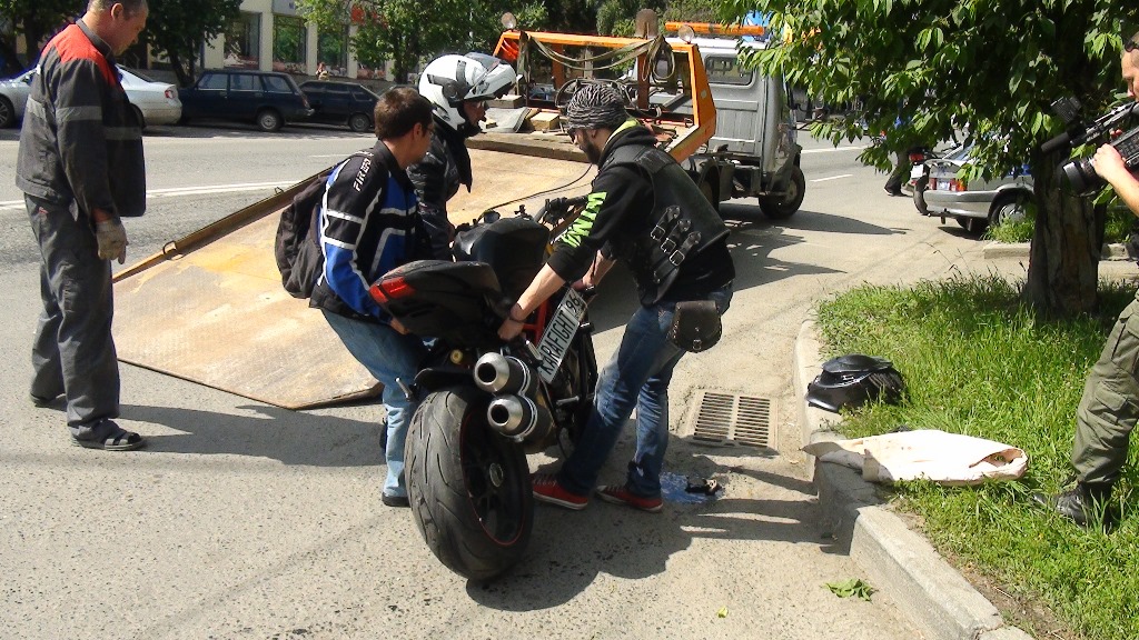 В Екатеринбурге авто-леди на «Шевроле» протаранила мотоциклиста - Фото 2