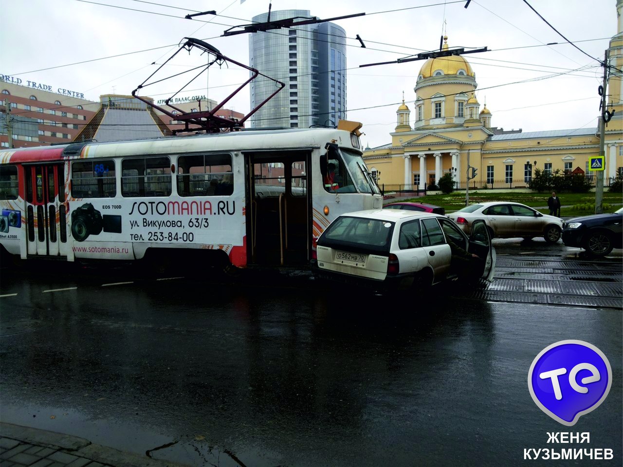 В центре Екатеринбурга легковушка из Томска врезалась в трамвай. ФОТО - Фото 2