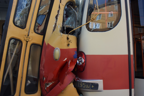 При столкновении двух трамваев на Уралмаше пассажир сломал нос - Фото 2
