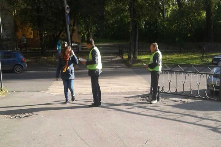 В Екатеринбургские водители игнорируют пешеходов на «зебрах» и светофорах  - Фото 2