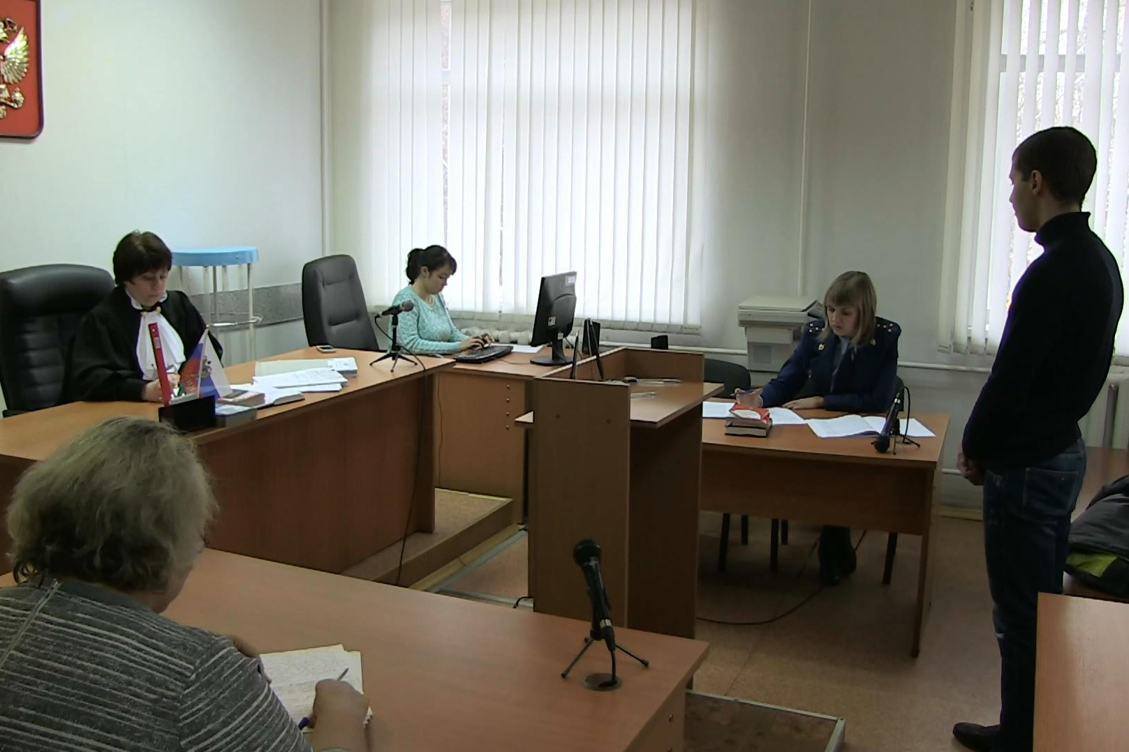 В Екатеринбурге сотрудник банка оформлял кредиты на клиентов и тратил полученные деньги на себя. ФОТО - Фото 2