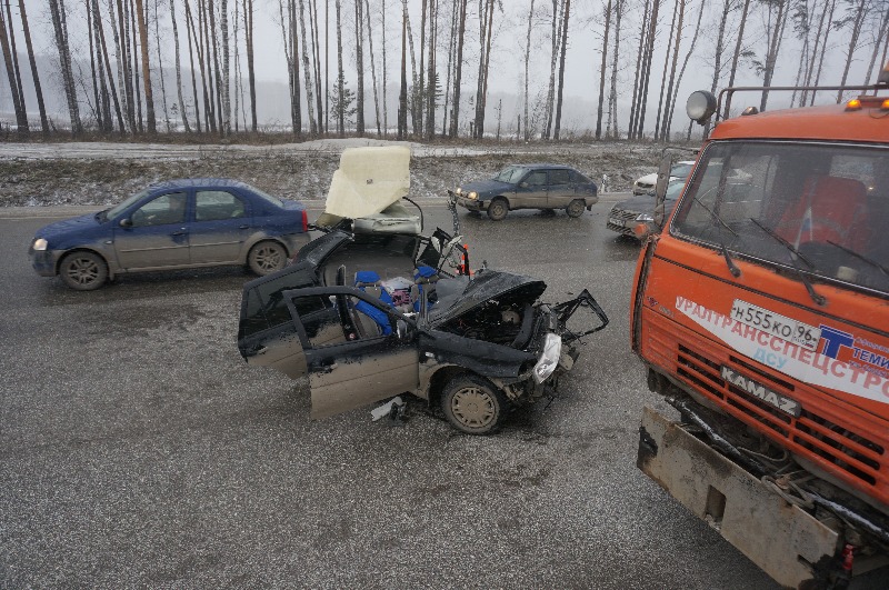 На Кольцовском тракте легковушка столкнулась с КАМАЗом-снегоуборщиком. Пострадал один человек - Фото 3