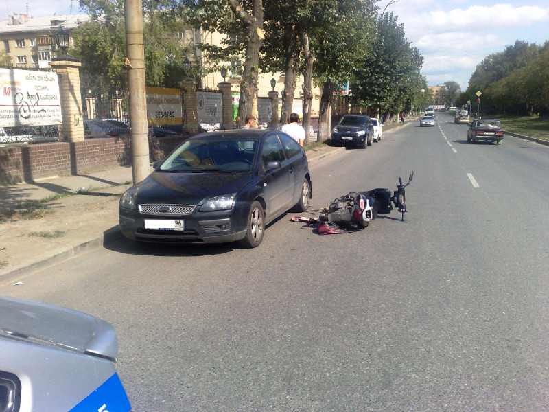В Екатеринбурге пятнадцатилетний скутерист  врезался в припаркованную иномарку - Фото 2