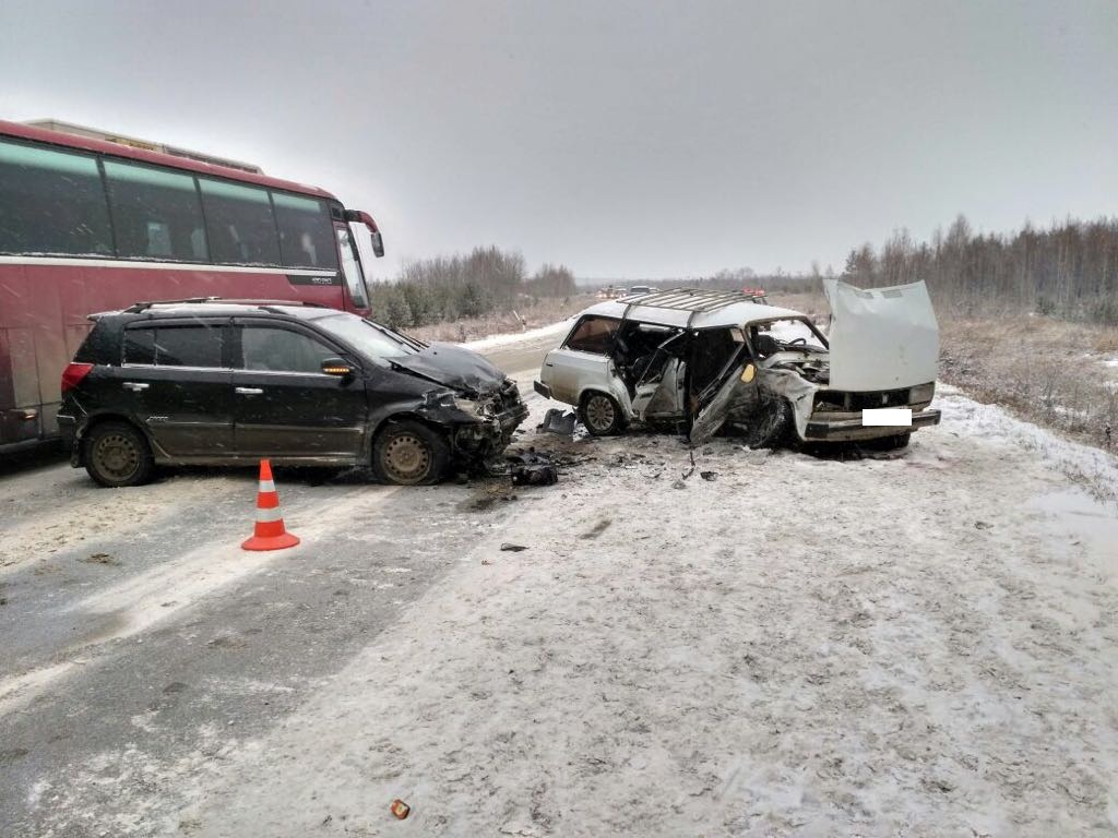 В Екатеринбурге водитель «четверки» не справился с управлением и влетел в иномарку. ФОТО - Фото 2
