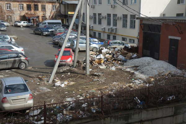Жители дома в центре Екатеринбурга утопают в мусоре. УК, минобр и коммерсанты не могут поделить ответственность за уборку двора - Фото 2