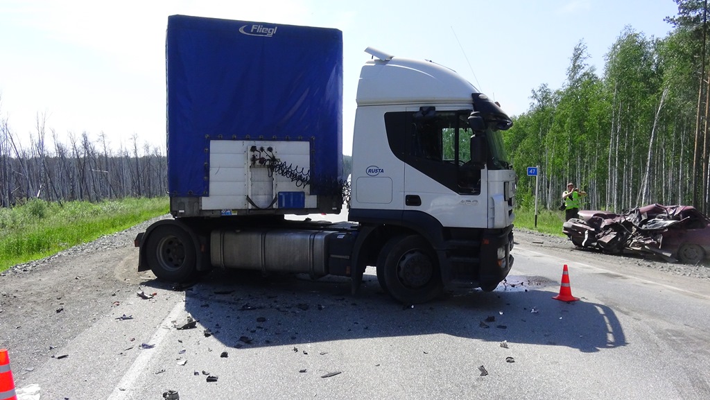 На Серовском тракте грузовик раздавил «четырнадцатую». Погиб водитель легковушки - Фото 2