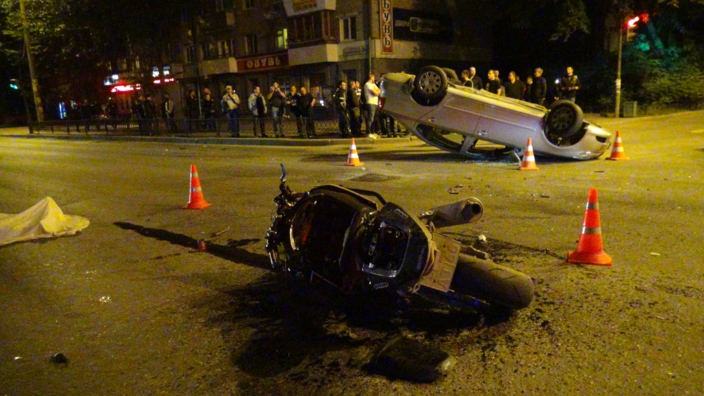В Екатеринбурге бесправный водитель иномарки насмерть сбил мотоциклиста. Машино перевернуло на крышу - Фото 3