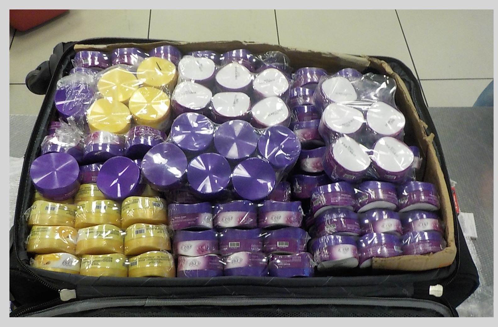 Кольцовская таможня нашла в багаже египтянина 408 баночек крема - Фото 2