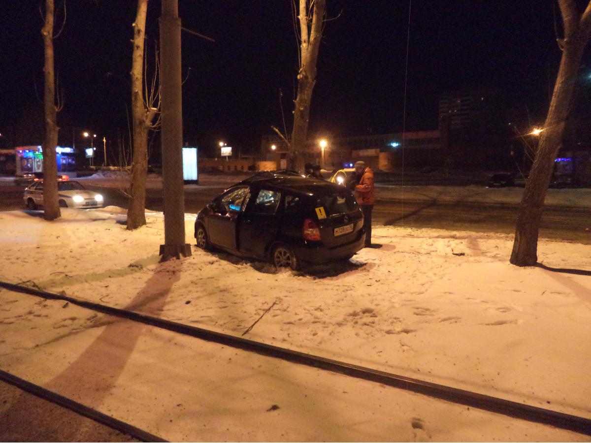 В Екатеринбурге водитель-новичок иномарки врезался в дерево. Пострадали два человека - Фото 2