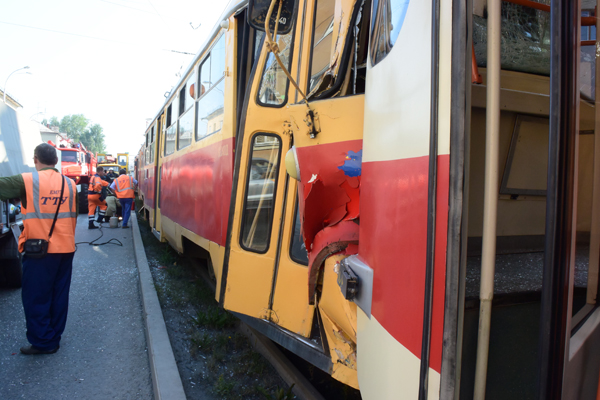 При столкновении двух трамваев на Уралмаше пассажир сломал нос - Фото 3