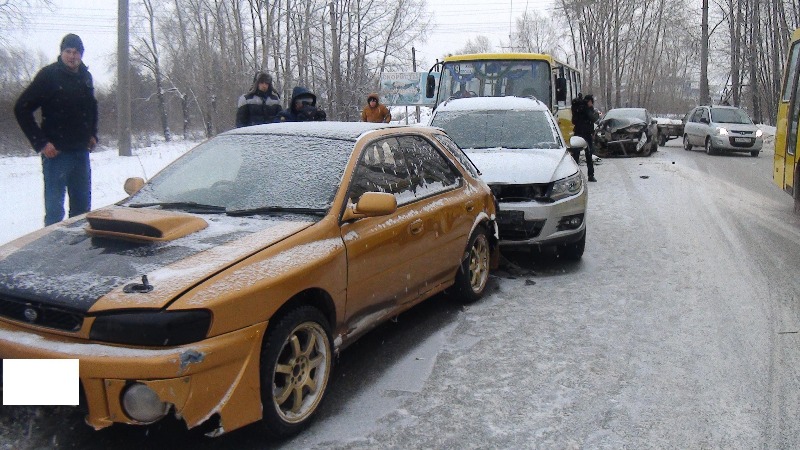 В Екатеринбурге столкнулись три иномарки и автобус - Фото 2