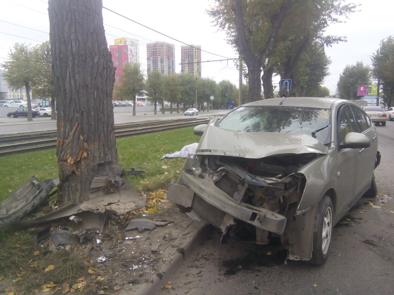 В Екатеринбурге в ДТП на проспекте Космонавтов «Ниссан» врезался в дерево: погибла пассажирка
