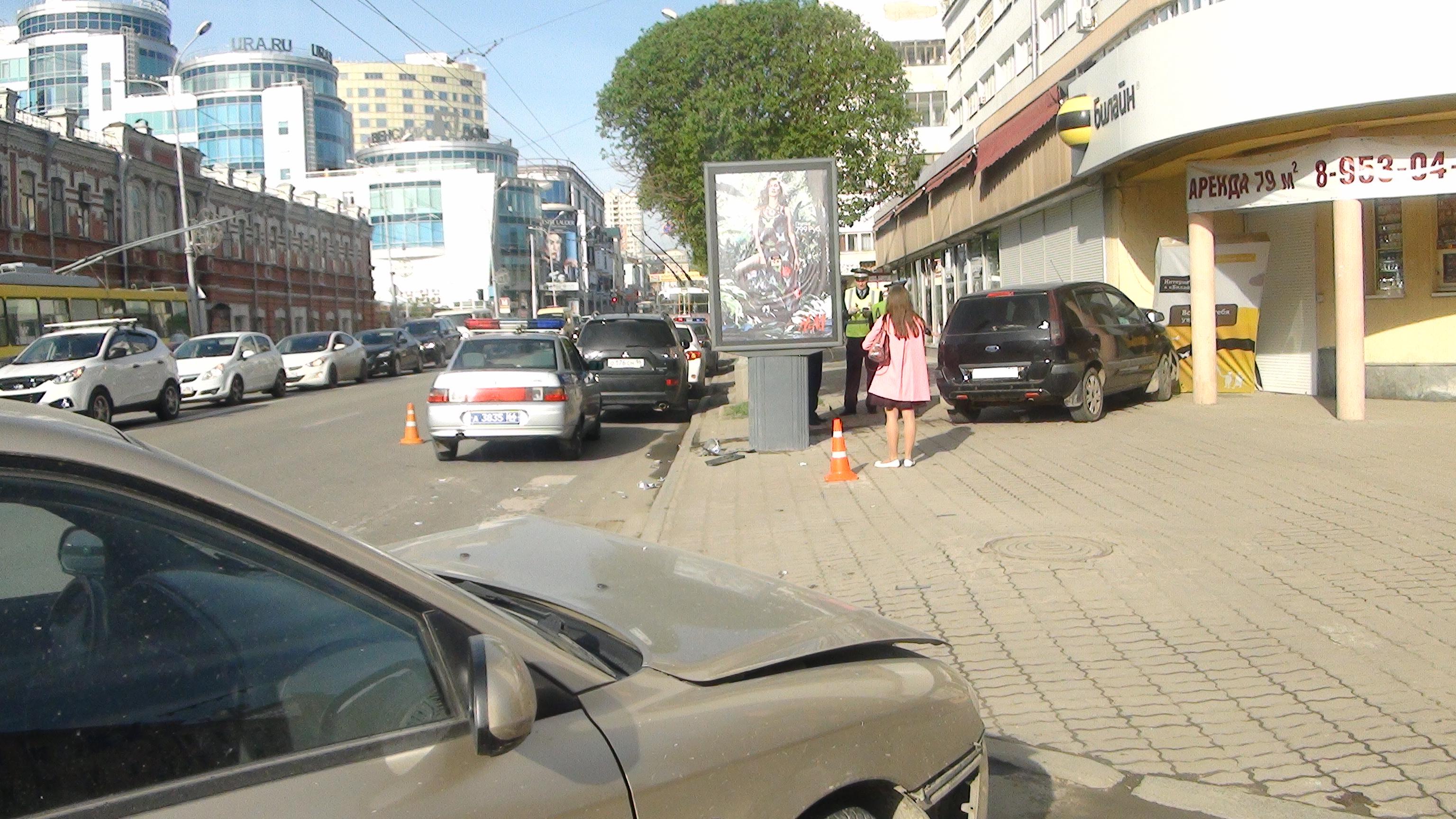 В Екатеринбурге МЧСник на «Форде» по вине автоледи сбил пешехода и врезался в здание - Фото 2
