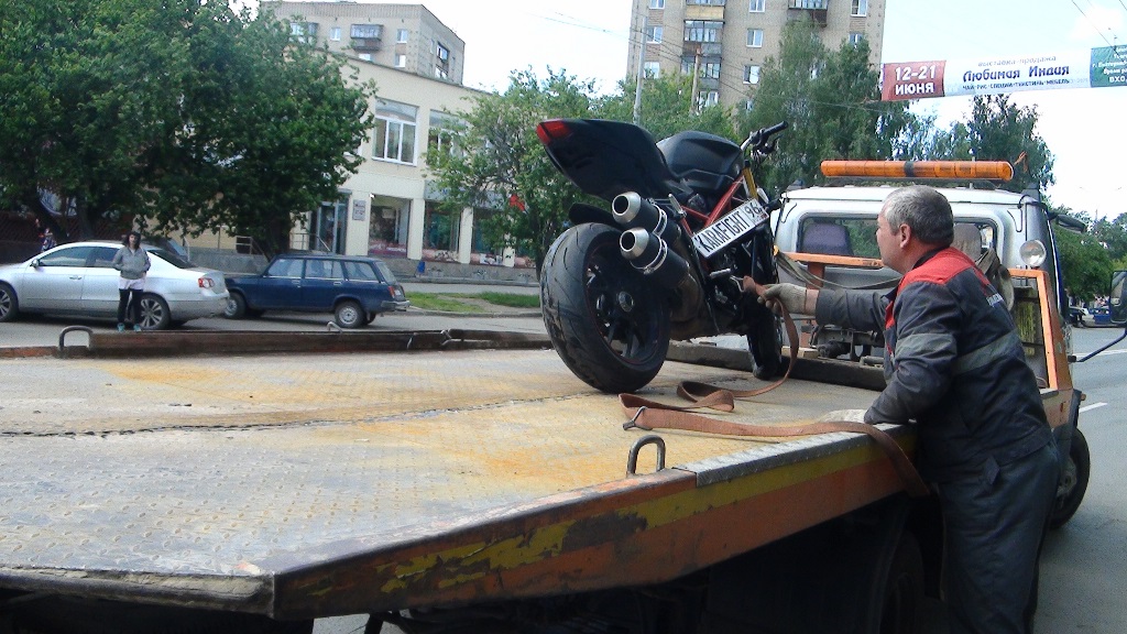 В Екатеринбурге авто-леди на «Шевроле» протаранила мотоциклиста - Фото 3