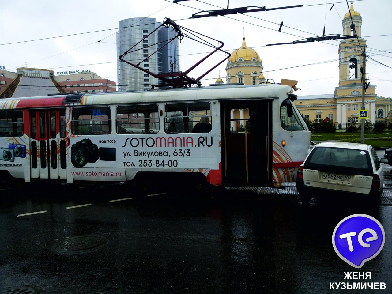 В центре Екатеринбурга легковушка из Томска врезалась в трамвай. ФОТО - Фото 4